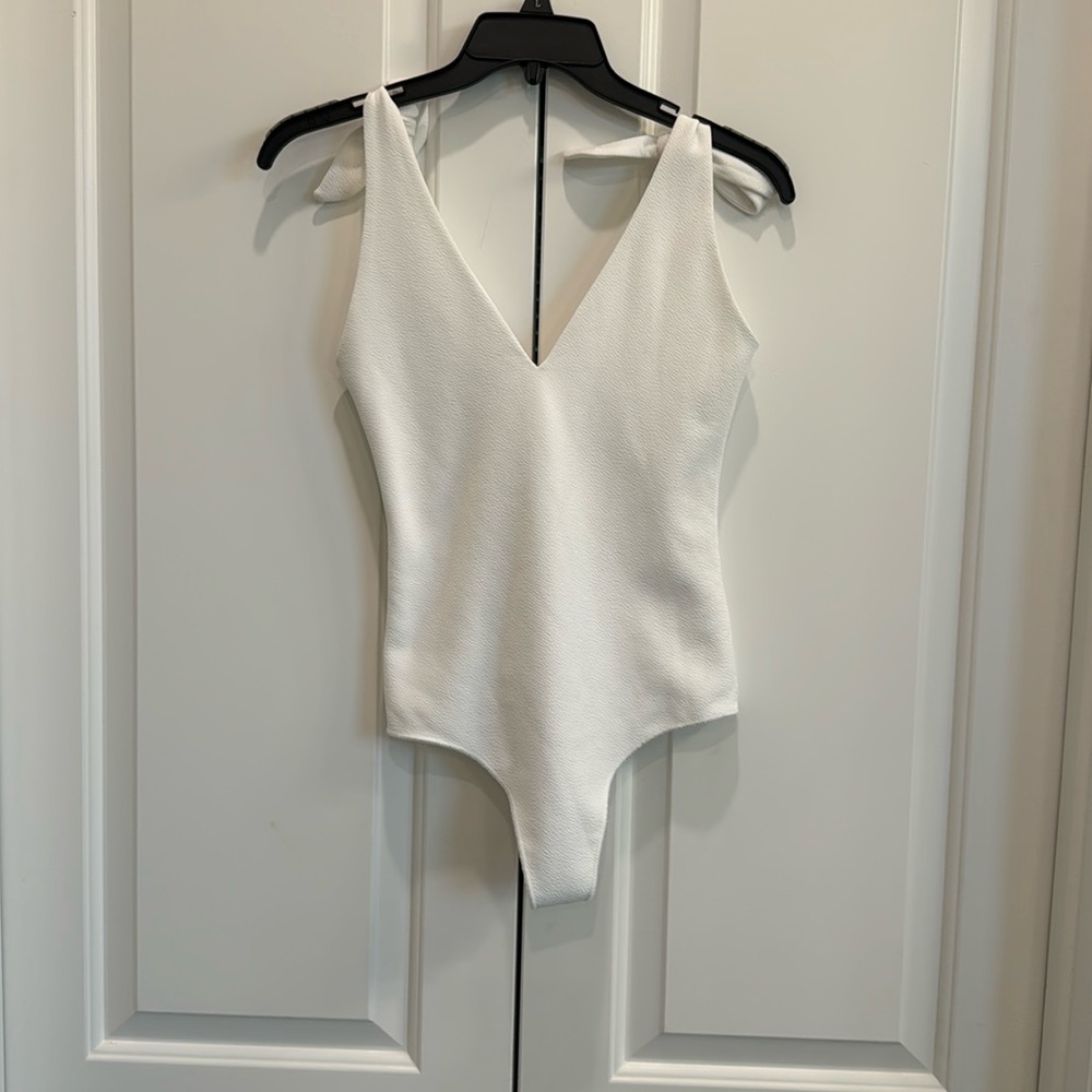 Show me your mumu white crêpe bodysuit
